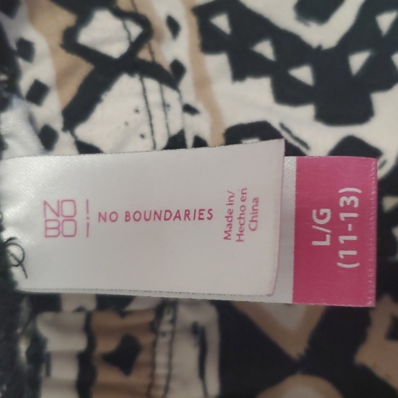 No Boundaries tribal Aztec pattern black, tan and white color leggings - Picture 2 of 4